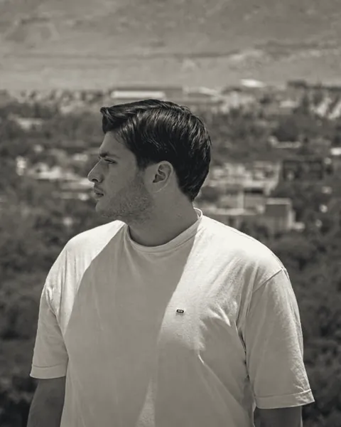 امیرمحمد اخوان سیگاری